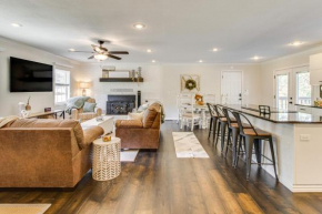 3 Mi to Lake House with Fire Pit in Mountain Home!